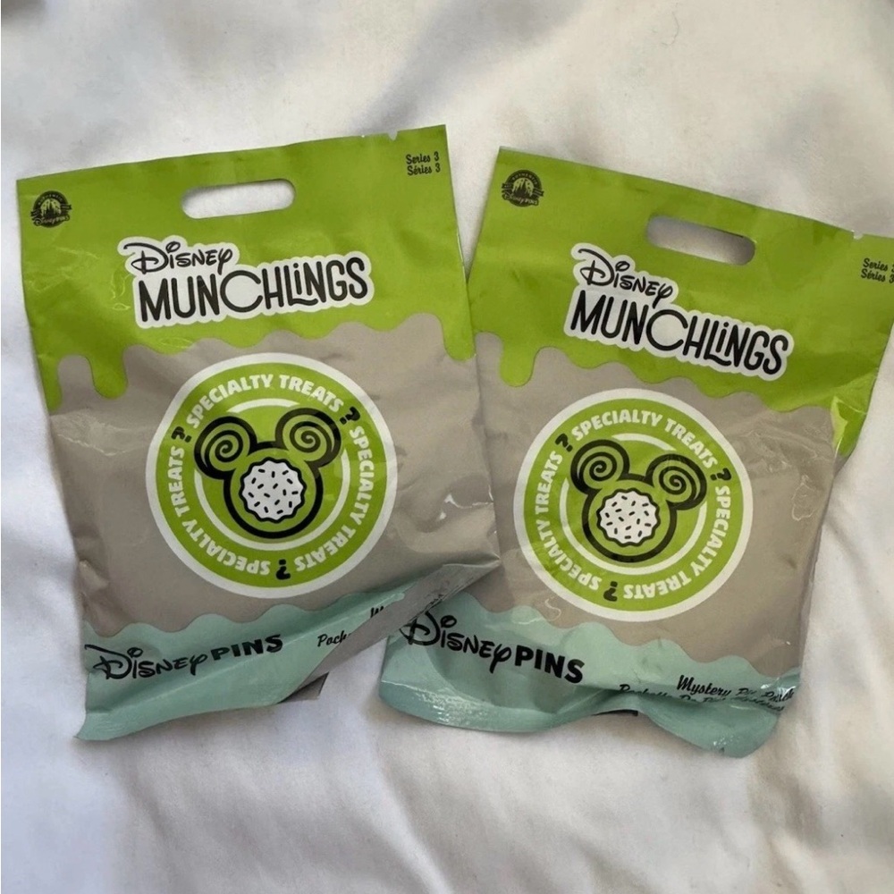 Disney Munchlings Mystery Pins Series 3 (2 bags)